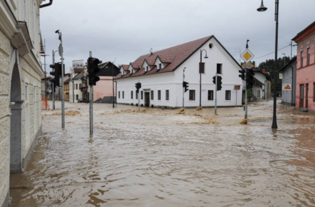 Dans le Nord de la France, la crise climatique chamboule le travail des assureurs